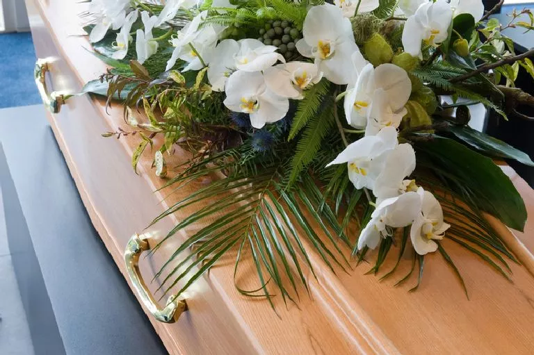 Wieniec pogrzebowy leżący na trumnie